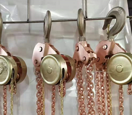 檢修工人使用防爆手拉葫蘆吊裝起鐵路防護柵欄